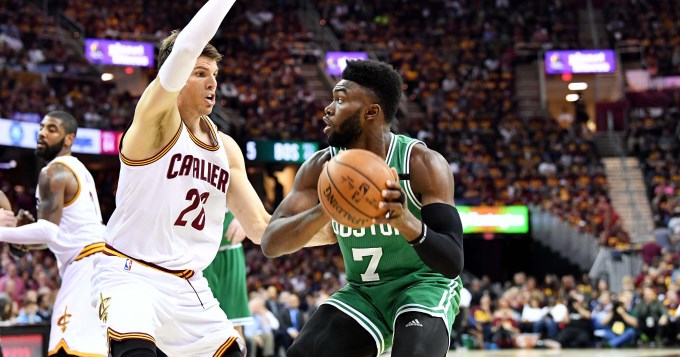 Boston dio el golpe en Cleveland y le gan&oacute; al campe&oacute;n de la NBA