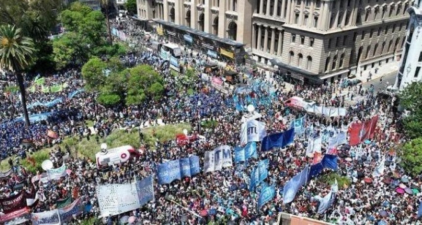 La calle vuelve a plantarse ante un Milei en bajada