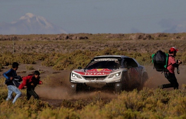 Peterhansel chocó con una moto, ganó la etapa y es líder