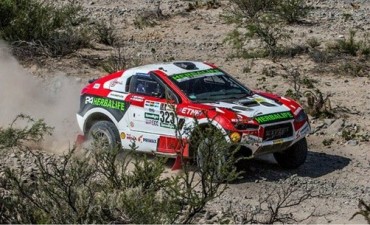 Solucionó un problema en su auto con una gaseosa y terminó la etapa