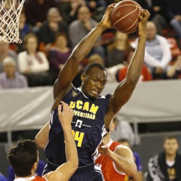 El Murcia de Campazzo y Delía derrotan al Manresa después de 17 años