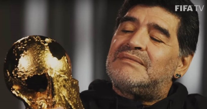 Maradona se reencontr&oacute; con la Copa del Mundo: "La amo"