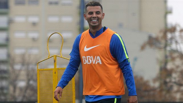 Cardona, afuera del cabaret boquense