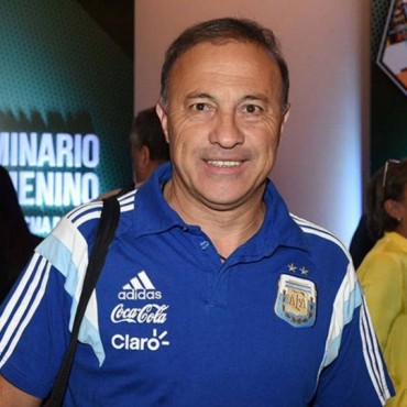 El Vasco Olarticoechea viaja a China para dictar cl&iacute;nica de f&uacute;tbol