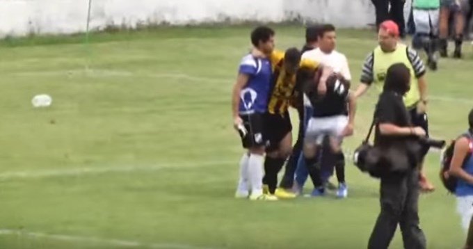Brutal pelea entre jugadores e hinchas en partido de Copa Argentina 