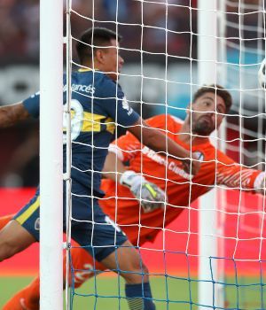 Con dos de más, Boca sólo sacó un punto ante el Ciclón