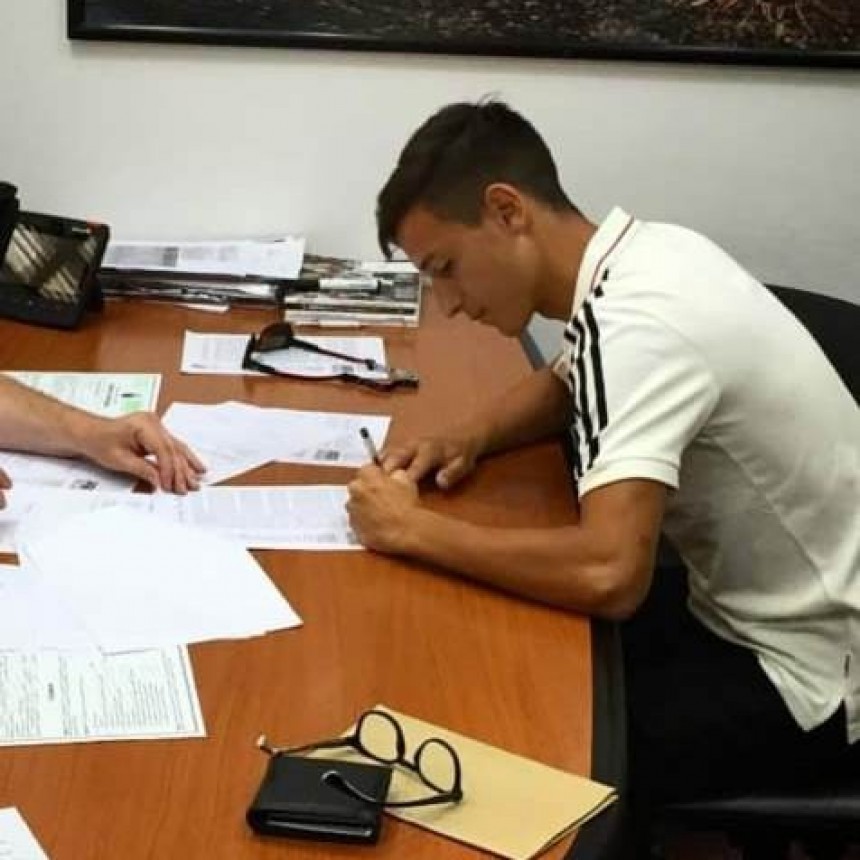 Martín Lombardi firmó su primer contrato como jugador profesional 