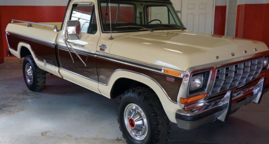 Detenida en el tiempo: encuentran una pickup Ford F250 que estuvo 42 años en un garaje