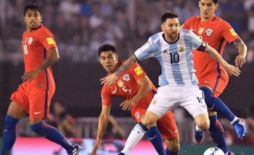 Sufriendo, Argentina le ganó a Chile con lo justo y se metió en zona clasificatoria para el Mundial de Rusia 2018