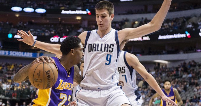 Con un leve aporte de Brussino, Dallas sigue ganando