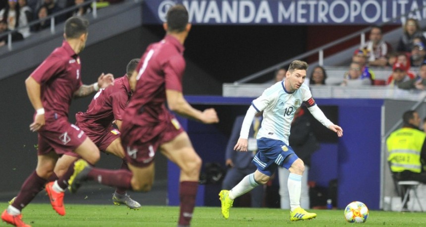 La Argentina perdio ante Venezuela y Messi se lesionó