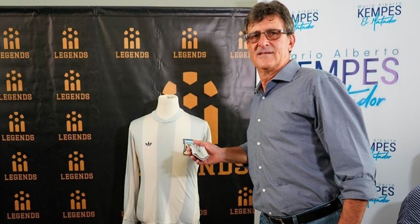 Kempes se reencontró con su camiseta campeona del mundo en 1978 después de 42 años