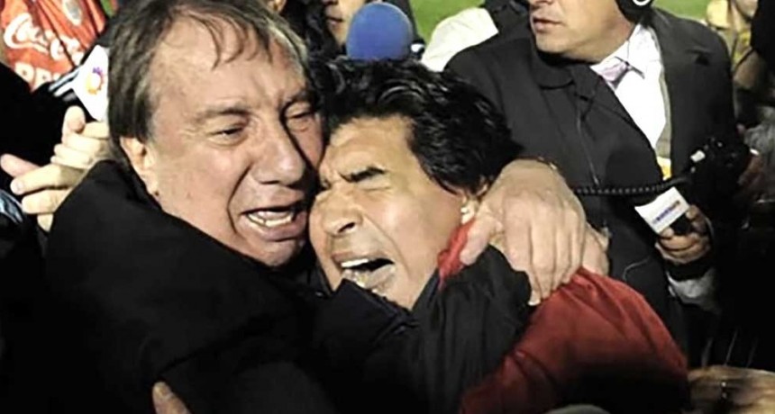 "Te bancaste todo, Carlos", expres&oacute; Maradona a Bilardo por su cumplea&ntilde;os