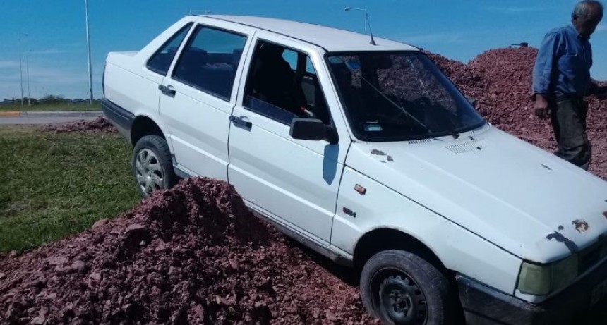 Un auto quedó atascado al intentar burlar un acceso a Olavarría