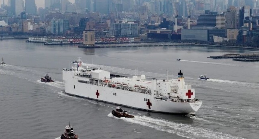 Llegó a Nueva York el buque hospital USNS Comfort para ampliar la capacidad de respuesta de la ciudad al coronavirus