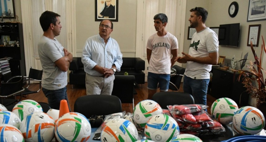 SALADILLO: ENTREGA DE MATERIAL DEPORTIVO AL CLUB LA CAMPANA