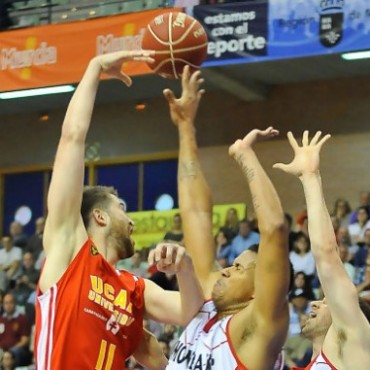 Victoria del Ucam Murcia de los argentinos Delía y Campazzo ante el  Fuenlabrada