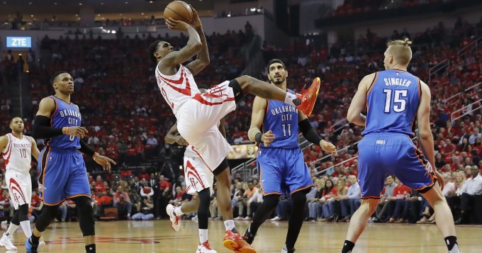 Washingtong y Houston volvieron a ganar en los play offs de la NBA