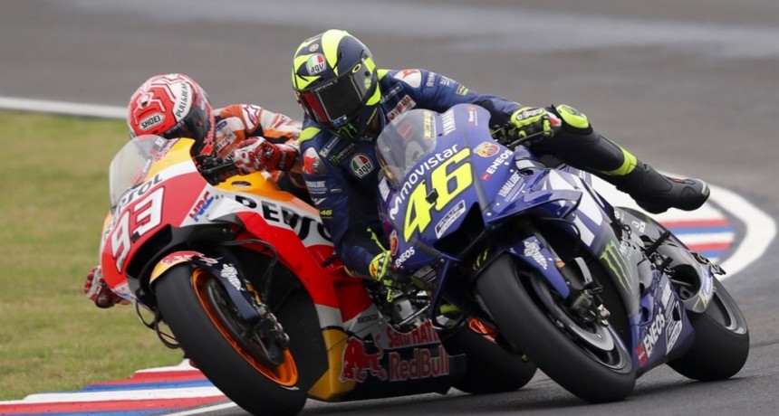 Choque y caída: otro round polémico entre Márquez y Valentino Rossi en el GP de la Argentina