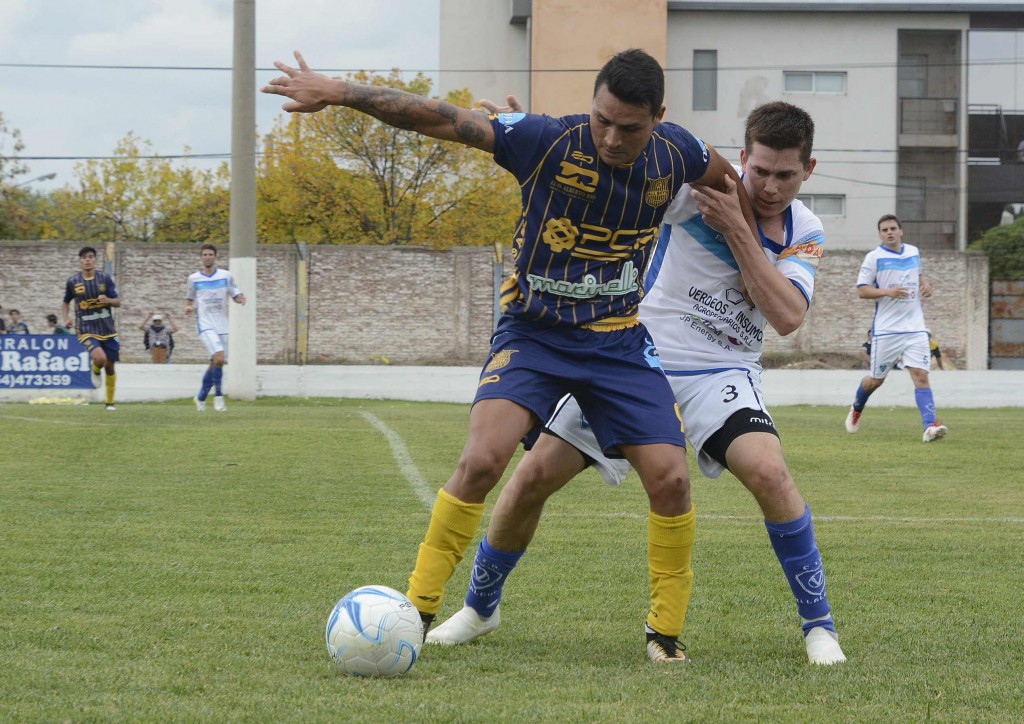 Ferro de Olavarría e Independiente igualaron en el partido de ida