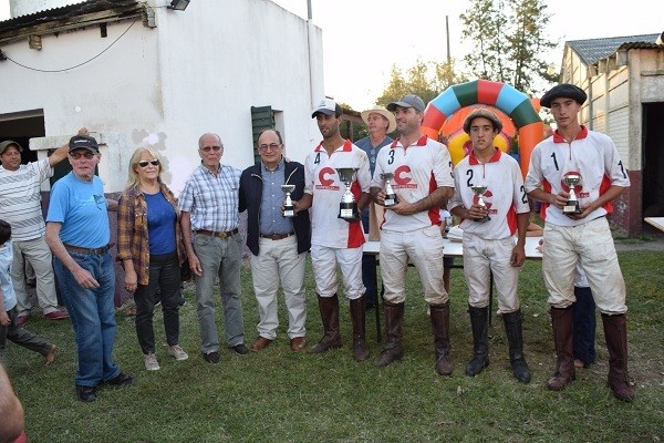 Salomón participó de la entrega de premios del torneo regional de Pato