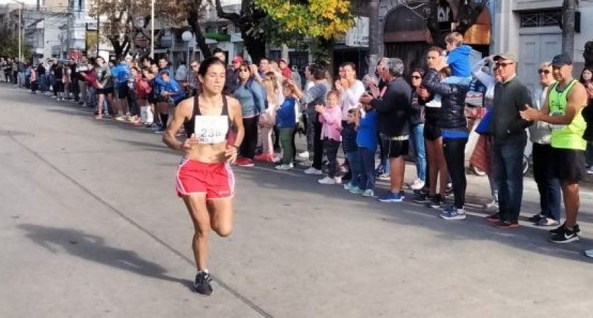Francisca Almirón en lo más alto del podio en los 21K de Nueve de Julio 