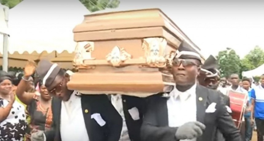Esta es la historia detrás del viral de los africanos que bailan con un ataúd