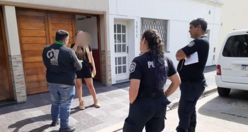 Una mujer violó la cuarentena y se escondió en el baúl de un taxi