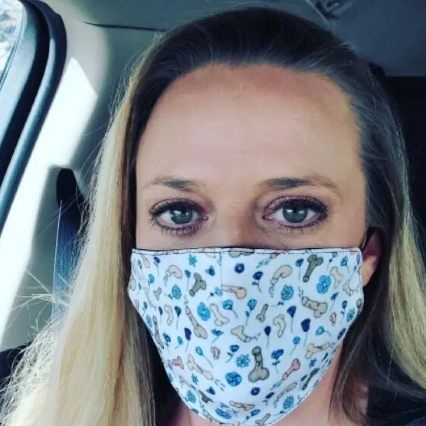 Trabajadora social usa barbijos con penes por insólito motivo