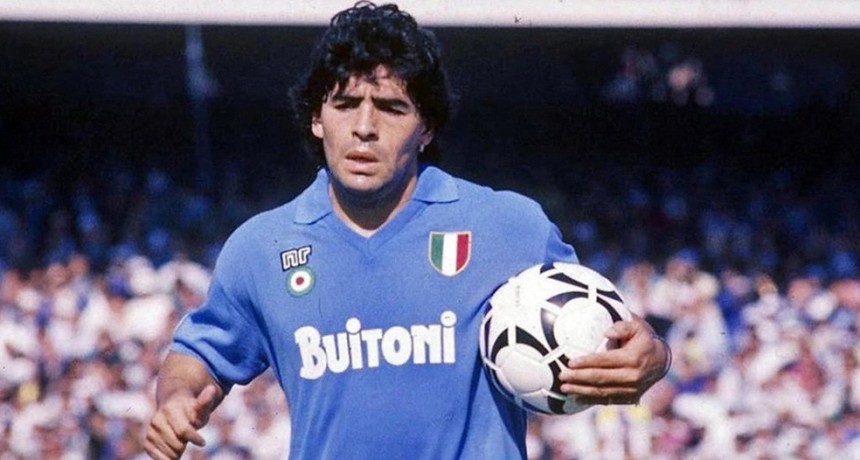 Subastan una camiseta de Maradona que uso en el Napoli para lucha contra el coronavirus