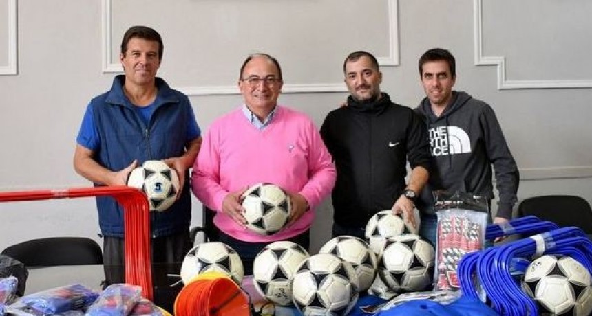 EN SALADILLO: ENTREGA DE MATERIAL DEPORTIVO AL CLUB JACOBO URSO
