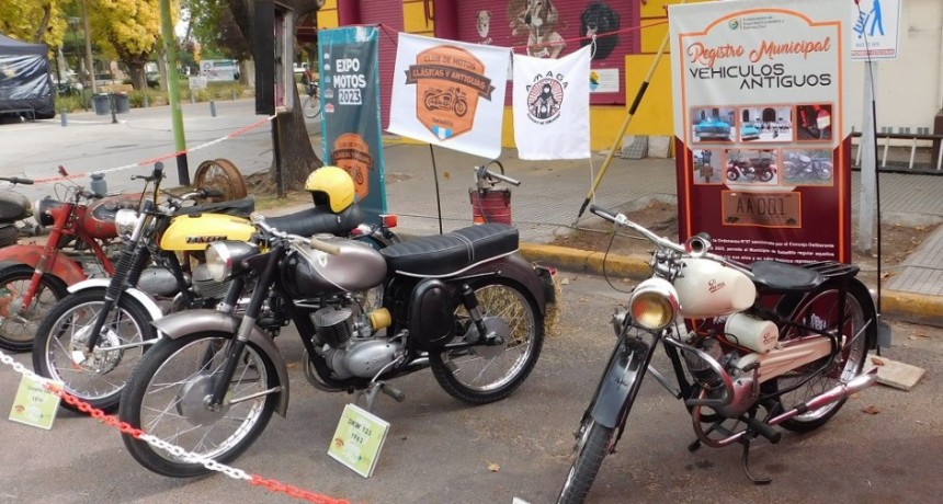 Club de Motos Antiguas presente en la Fiesta de la Galleta de Piso 