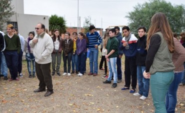Jose Luis Salomón entregó equipos deportivos al CEPT Nº 36