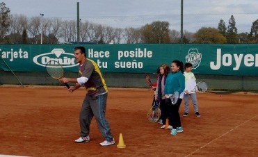 La Subsecretaria de Deportes organizó Clínica de Tenis en el club Huracán