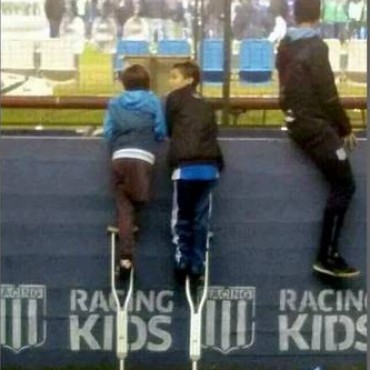 Un ejemplo de superaci&oacute;n: as&iacute; juega al f&uacute;tbol el ni&ntilde;o que comparti&oacute; su muleta en Racing