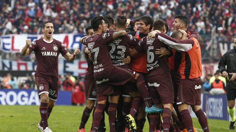 Banfield, cada vez más lejos... Lanús logró su cuarto título