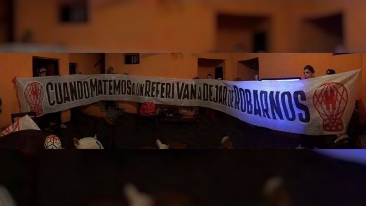La intimidatoria bandera de la Barra de Huracán que interrumpió el partido y la televisión no mostró