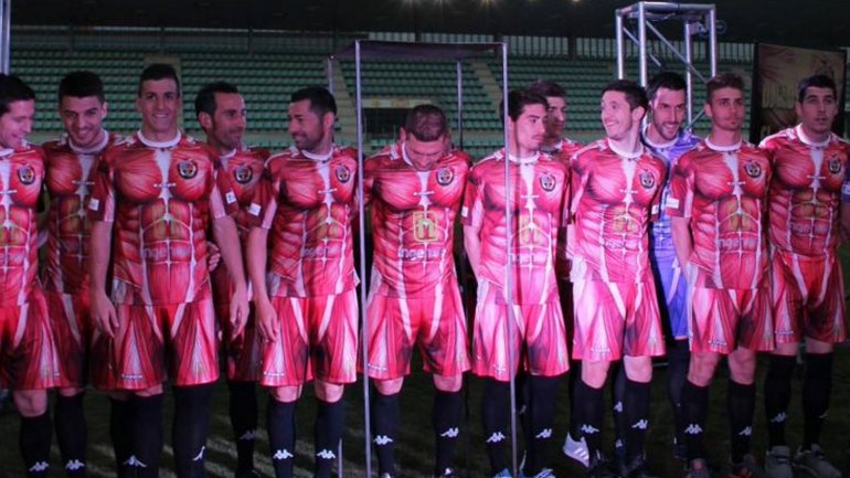 Pésimo gusto: la exótica camiseta que lanzó el Palencia, un equipo del ascenso español