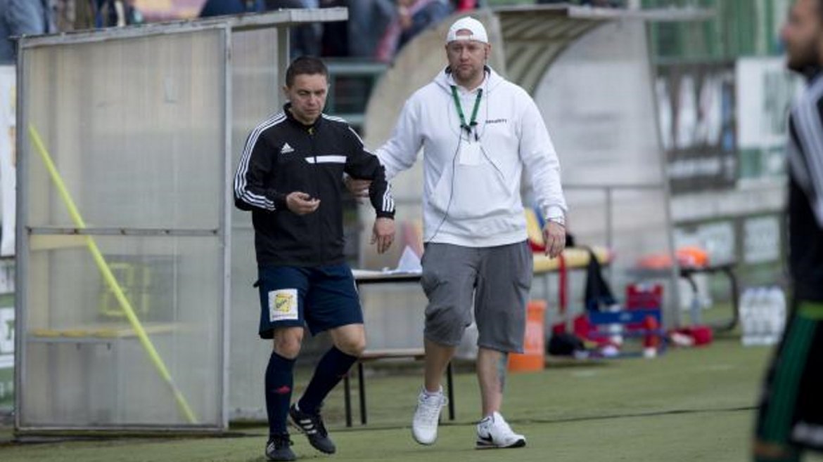 Un árbitro cayó borracho al juego y se lo llevó la seguridad