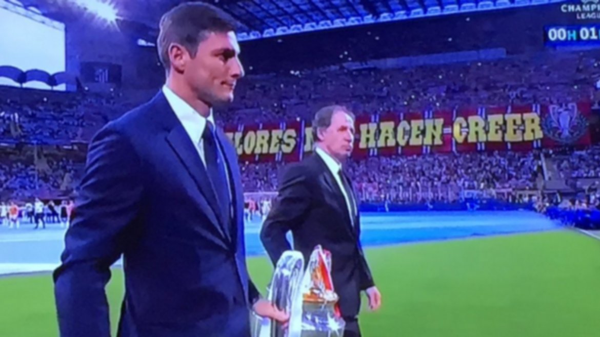 Zanetti y Baresi llevaron la Orejona en medio de una ovación