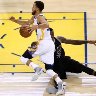 Los Warriors aplastaron a los Spurs (136-100)
