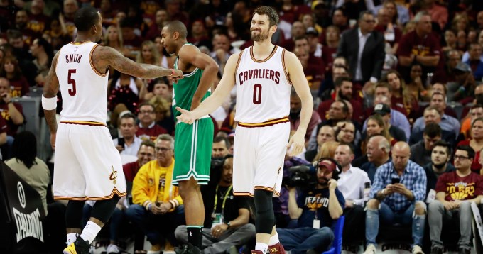 Cleveland se recuperó ante Boston y quedó a un triunfo de la final