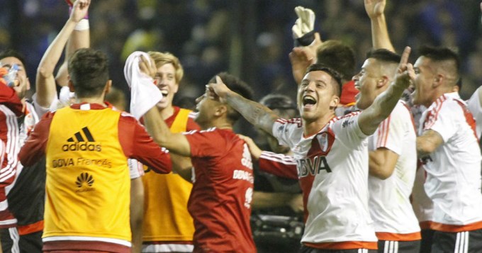 River golpeó en La Boca para prenderse en la pelea