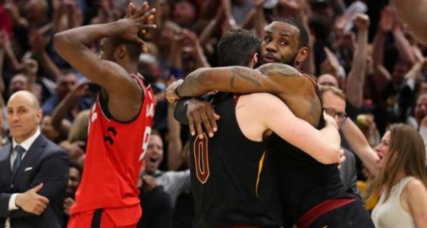 LeBron lo volvió a hacer y los Cavs derrotaron a Toronto