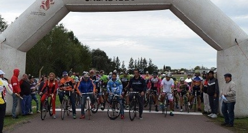 Salomón asistió a competencia de ciclismo en Saladillo
