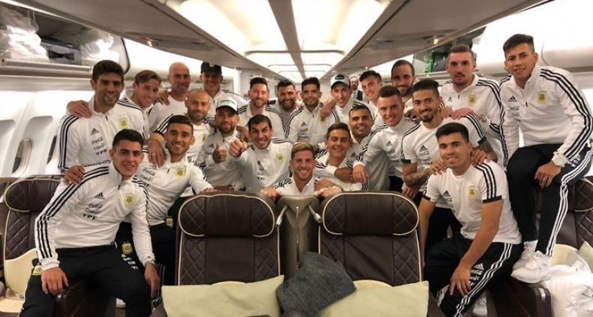 Miles de personas despidieron a la Selecci&oacute;n Argentina en Ezeiza