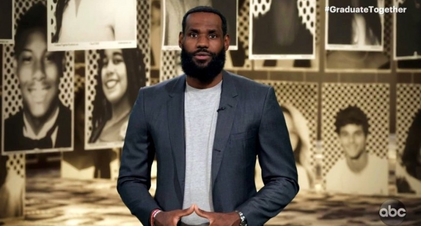 LeBron James organizo una ceremonia virtual para graduados de secundaria del 2020