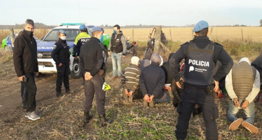 Rompieron la cuarentena para correr en motos en un campo