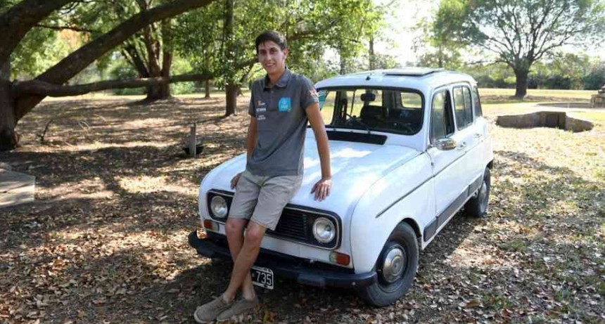  El bombero que recorrerá la Argentina en un viejo Renault 4 con paneles solares 