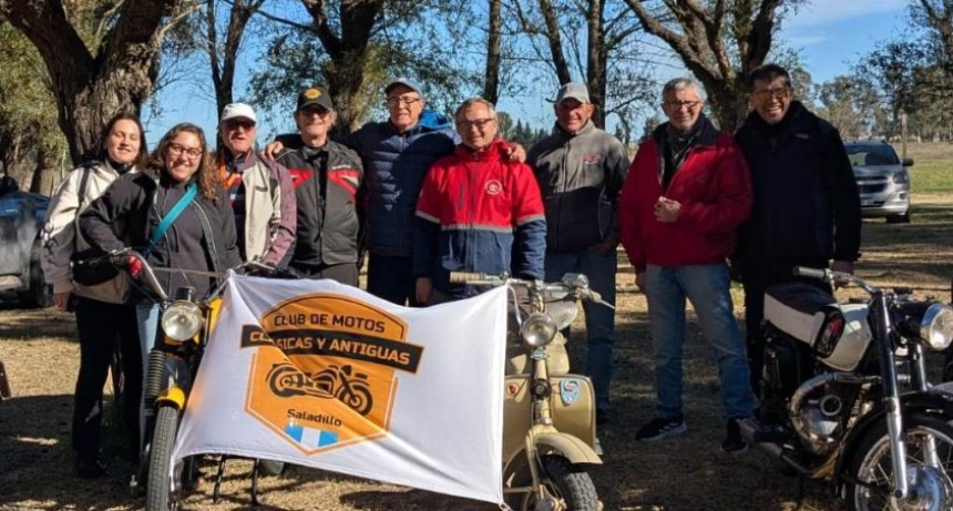 Salida del Club de Motos Antiguas de Saladillo al Autom&oacute;vil club